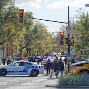 Les policiers ont établi un périmètre de sécurité à proximité de l'école secondaire John-F.-Kennedy, où a eu lieu une altercation qui a dégénéré entre plusieurs jeunes, à Montréal.