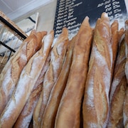 Des baguettes de pain, à Alger. 