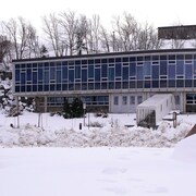 L'hôtel de ville de Baie-Comeau, l'hiver.