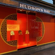 Une vitrine de la Baire d'hudson aux couleurs traditionnelles du nouvel an lunaire.