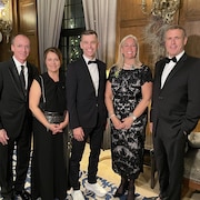 Cinq personnes posent en souriant lors du Bal du maire.