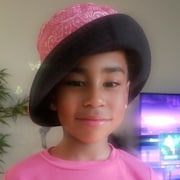 Portrait de Jahvai Roy affublé d'un chapeau.