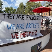 Une banderole sur laquelle est inscrit un slogan contre la police fédérale de contrôle de l'immigration.