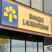 Une affiche de la Banque Laurentienne sur une succursale.