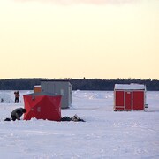 Des pêcheurs installent leurs cabanes sur la banquise.