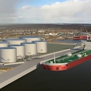 Une maquette informatique représentant un bateau à quai ainsi que huit réservoir de carburants en bordure du fleuve Saint-Laurent.