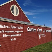 Un immeuble avec écrit sur le mur Bistro-Spectacles Centre d'art Le Barachois