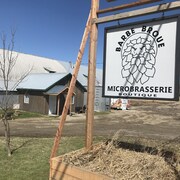 L'entrée de la microbrasserie Barbe Broue à Nédélec.