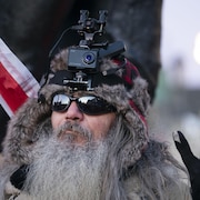 Photo: Radio-Canada / Ivanoh Demers
Freedom Convoy 2022.  Convoi de la liberté 2022. Ambiance devant le parlement du Canada à Ottawa.  Des milliers de manifestants contre la vaccination des camionneurs sont déjà sur place. 

Photo prise devant la Colline Parlementaire, sur la rue Wellington  à Ottawa. 

Sur la photo: (Gauche à droite) Cet individu est sur place déjà depuis quelques jours… 
Le 30 Janvier 2022 2022/01/30

KEYWORDS   Freedom Convoy 2022 has arrived in front of Parliament Hill in O