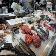 Des poissons dans un étalage à Barcelone.