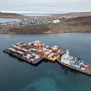 Le navire Henry Christoffersen de MTS arrive à Ulukhaktok (T.N.-O.) en septembre 2023. En 2024, les barges quitteront Tuktoyaktuk (T.N.-O.) pour apporter du carburant et d'autres produits secs aux communautés de la côte arctique et du fleuve Mackenzie. 