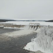 Un barrage dans un paysage hivernal. 