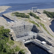 Un des barrages du complexe hydroélectrique de la Romaine.