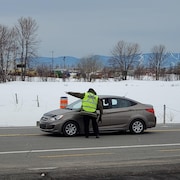 Un agent de la paix contrôle une automobile à La Pocatière, à la sortie 439 de l'autoroute 20.