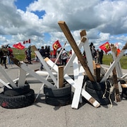Des pneus et des morceaux de bois ont été utilisés pour construire une barricade sur le chemin Brady, près de la décharge, le 10 juillet. 