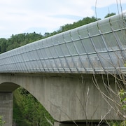 Le ministère des Transports a terminé l'installation de barrières antisuicide sur le pont de l'autoroute 20 au-dessus de la rivière Rimouski.