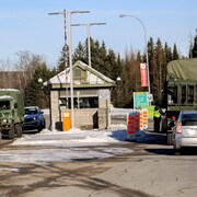 Des voitures et des camions militaires entrent et sortent de la base militaire Valcartier, près de Shannon