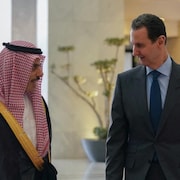 Le président syrien Bachar al-Assad s'entretient avec le ministre saoudien des Affaires étrangères, le prince Faisal bin Farhan, à Damas le 18 avril dernier.
