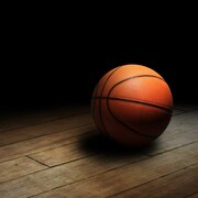Un ballon de basketball posé sur le sol.