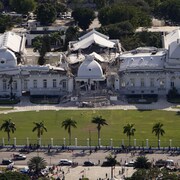 Le palais présidentiel de Port-au-Prince au toit et aux coupoles blanches partiellement effondrées dans la foulée du séisme en 2010.