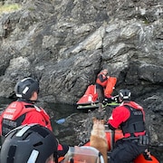 Opération de sauvetage près de l'île rocheuse. 