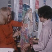 Femmes qui observent un foulard de soie coloré.