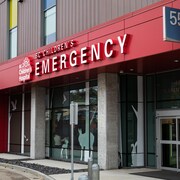 Dynamic 40 Ans Après L'arrestation Des Sœurs Lévesque, Des Journalistes Revisitent Ce Fait Divers Wallpaper for Mobile Dynamic 40 Ans Après L'arrestation Des Sœurs Lévesque, Des Journalistes Revisitent Ce Fait Divers Wallpaper for Mobile