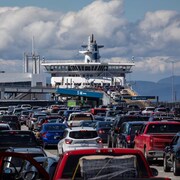Des files de voitures dans une gare maritime attendent de pouvoir embarquer dans un traversier de BC Ferries.
