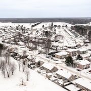 Vue aérienne d'un quartier de maisons où l'on trouve peu d'appartements.