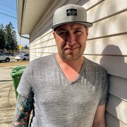 Ben dans la rue à Calgary.