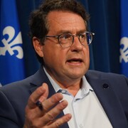 Bernard Drainville s'adresse aux journalistes.