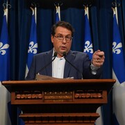 Bernard Drainville parle aux journalistes.