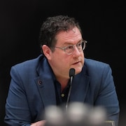 Le ministre Bernard Drainville en conférence de presse.