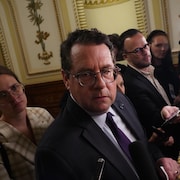 Bernard Drainville répond aux questions des journalistes lors d'un impromptu de presse à l'Assemblée nationale.