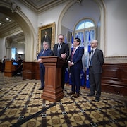 Le ministre en point de presse avec les députés Pascal Bérubé, Monsef Derraji et Sol Zanetti.