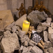 La figurine d'un enfant drapé d'un keffieh est placée dans la crèche d'une église à Bethléem en signe de solidarité avec les Palestiniens de Gaza.