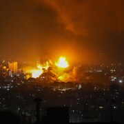 Des flammes jaillissent au milieu des habitations dans la banlieue sud de Beyrouth après un bombardement de l'armée israélienne.