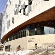 Une image de l'extérieur de la bibliothèque de Calgary.