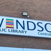 Le panneau du bâtiment de la Bibliothèque publique de Windsor.
