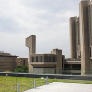 La façade en béton de la bibliothèque Robarts de l'Université de Toronto. 