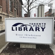 Vue de l'extérieur de la succursale Bloor / Gladstone de la bibliothèque municipale de Toronto.