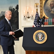 Le président américain Joe Biden se dirige vers le pupitre pour répondre à des questions sur le rapport du conseiller spécial Robert Hur.
