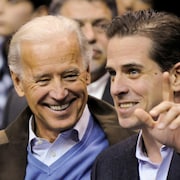 Joe et Hunter Biden, souriant.