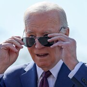 Joe Biden retire ses lunettes fumées.