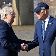 Le président américain Joe Biden serre la main du chef de la minorité du Sénat Mitch McConnell