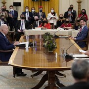 Joe Biden, Justin Trudeau et Andrés Manuel Lopez assis autour d'une table; plus loin, on voit d'autres responsables des trois pays.