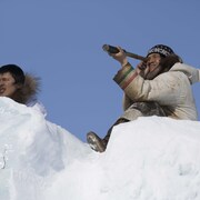 Deux Inuits scrutent l'horizon.