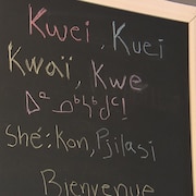 Un tableau noir où est écrit Bienvenue en plusieurs langues autochtones.