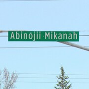 Un panneau au nom d'Abinojii Mikanah