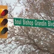 Un panneau indiquat le nom du boulevard Bishop Grandin, à Winnipeg. 